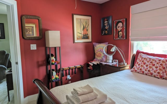 Jeffrey's listing on misterb&b - Other side/view of bedroom.