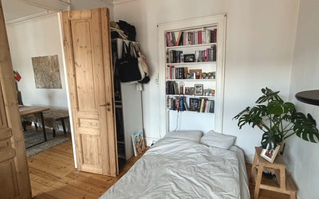 Perfect room for single traveller in our charming flat - Picture 4