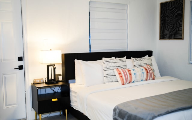 Daniel's listing on misterb&b -  Bedroom 3 (master) with king bed 

