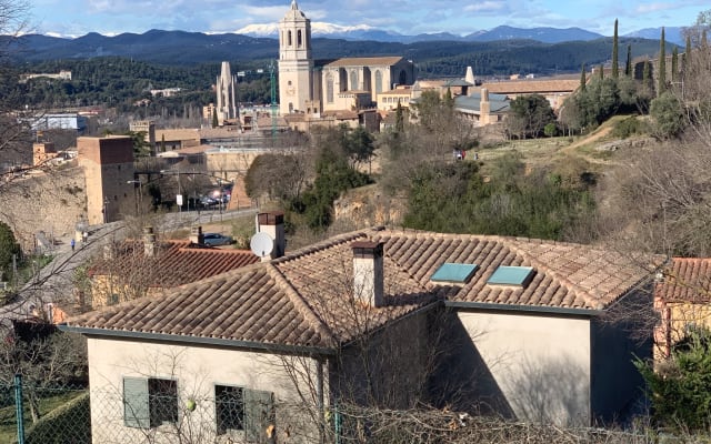 Bonita moradia com vistas fantásticas de Girona junto à sua cidade...