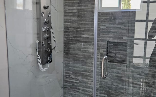 Chambre avec salle de bain privée dans Maison, quartier résidentiel...