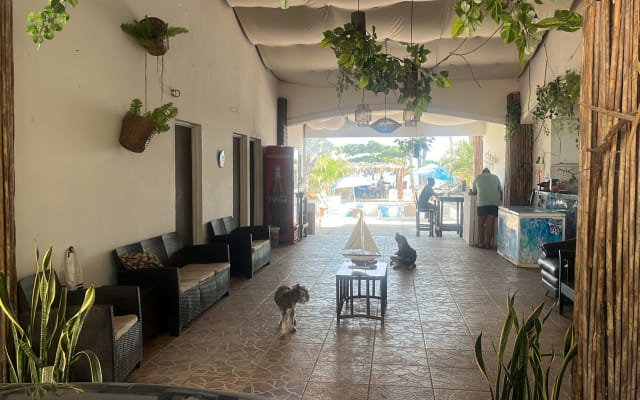 Quarto confortável na praia!