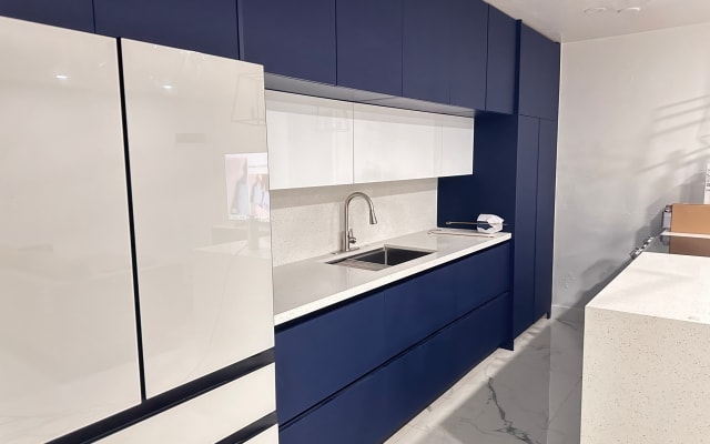 Beautiful apartment close to everything!  .25 miles away from airport.