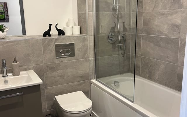 Edward's listing on misterb&b - En suite bathroom with bath and shower