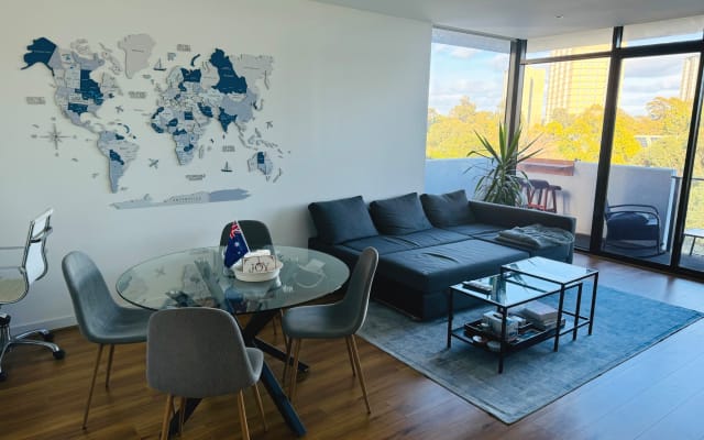 Spacious, beautiful, great views, tram & train access directly to cbd! - Picture 10