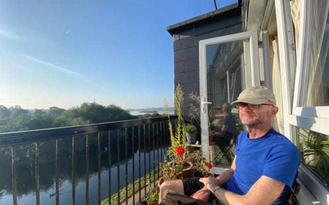 Camera sub-dom friendly sul fiume di Londra per i top Dom