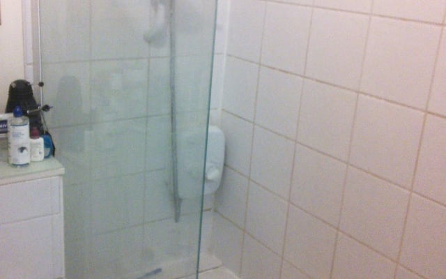 L'annuncio di Jason su misterb&b - There's a power shower over the bath. A douche attachment can be borrowed for connection to bath taps if needed. 