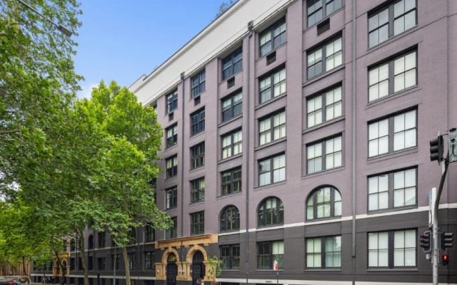 Une chambre dans un appartement industriel en ville