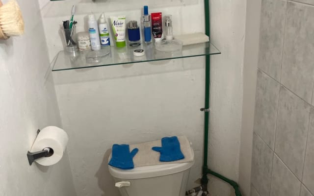 Ich teile ein Sofa, wo zu schlafen, es ist ein Loft-Typ-Wohnung.