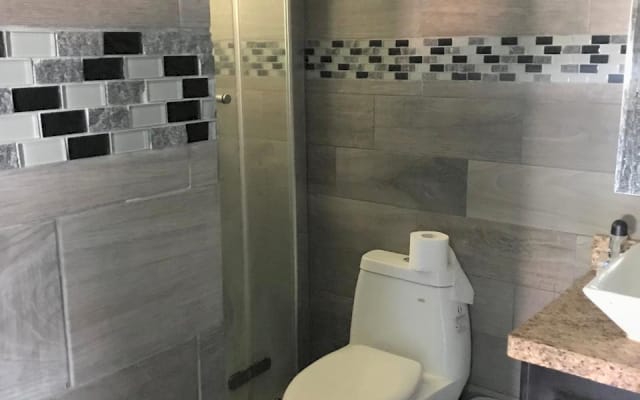 Zimmer in einem Haus in einer Wohnsiedlung mit 24/7 Sicherheit.