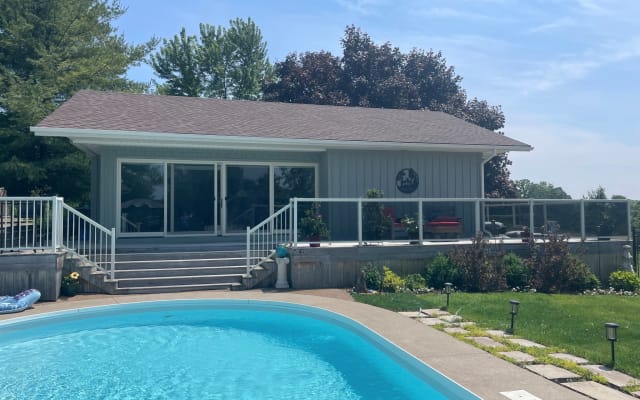 Alle ins Poolhaus!