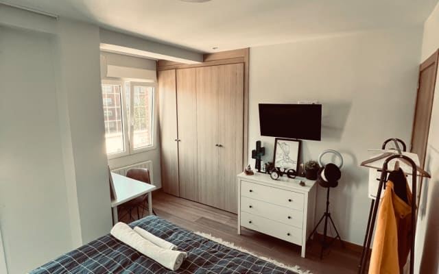 Zimmer zur Miete mit eigenem Bad und Balkon im Zimmer