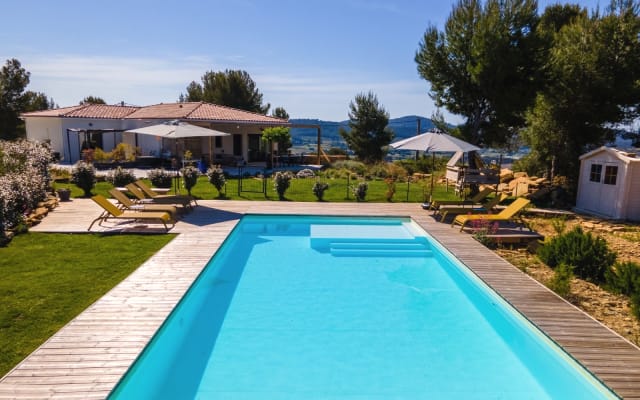 Villa Rozie, superbes vue mer et colline, climatisée, grande piscine.