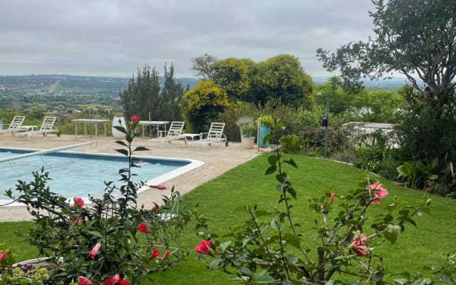 Hannes's listing on misterb&b - Garden views over pool and city