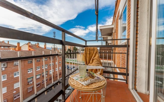 Grande chambre à coucher avec balcon, lit king size et vue imprenable.