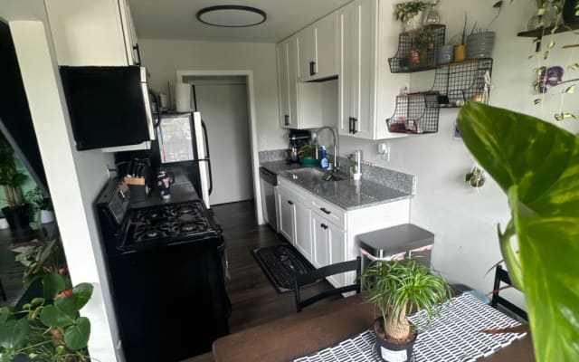 Wonderful cozy and clean apartment close to the airport and downtown