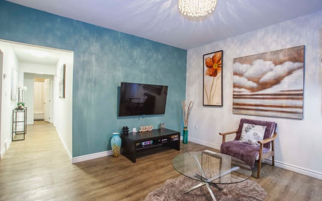 Bright 3bdrm Apt - 2mins from the Falls w/ Free Parking