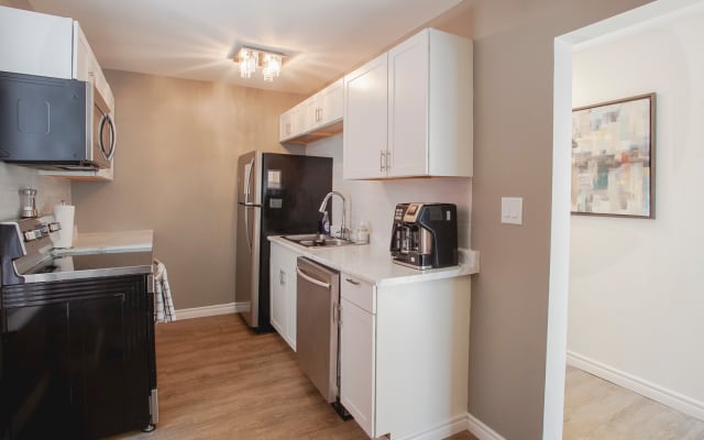 Bright 3bdrm Apt - 2mins from the Falls w/ Free Parking
