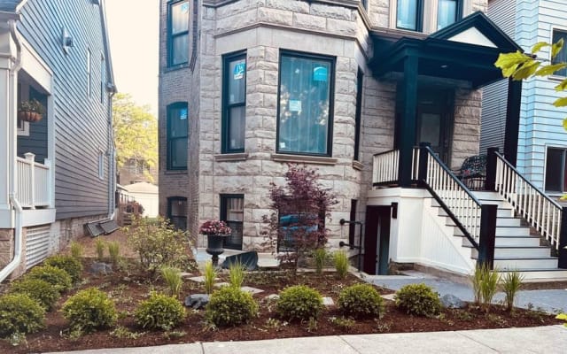 Encantadora unidad de Chicago Greystone cerca de barrios vibrantes