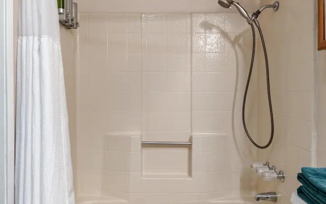 Rob's listing on misterb&b - Full size tub with handheld shower nozzle.