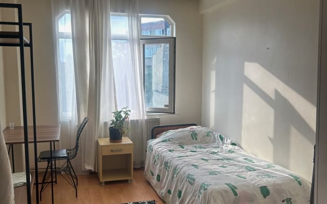 Quarto espaçoso na zona histórica da cidade