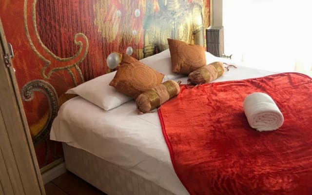Sleeps 10 - Themed Accommodation - Picture 25