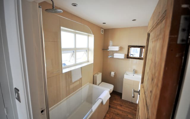 Sleeps 10 - Themed Accommodation - Picture 26