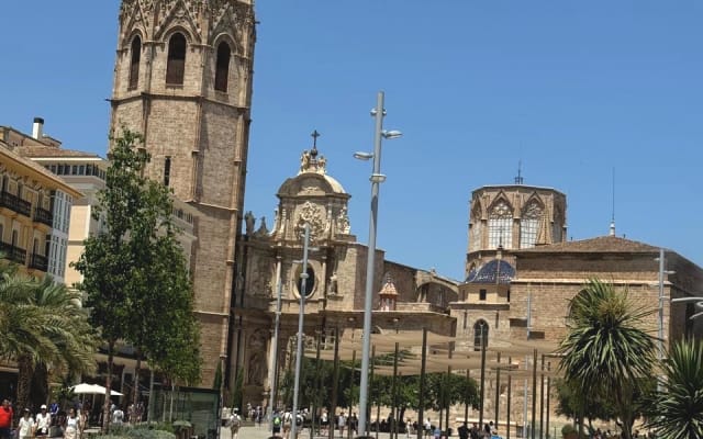 L'annuncio di Maximiliano su misterb&b - Plaza de la Reina y Catedral. Distancia 350 metros.