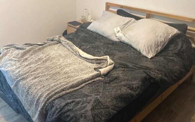 Wohnung von 50m2 mit einer Terrasse von 12m2 . Schlafzimmer 12m .