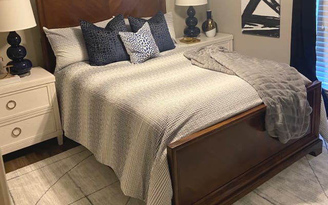 Jeff's listing on misterb&b - Bedroom #1 with a Queen size bed.