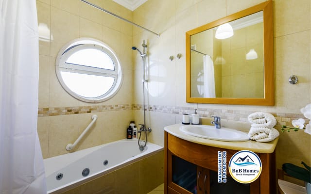 BnB Homes Apartment with Ocean view 3 spacious Terraces & 2 pools - Picture 6