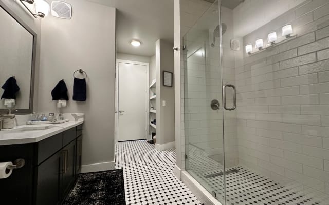 Cozy Apartment in Uptown
 - Picture 9