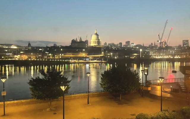 Central, modern quiet room with full views of river and St. Paul's.