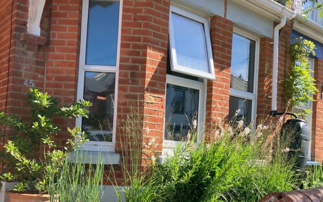 Chambre ensoleillée dans une maison de bord de mer, à 10 minutes de...