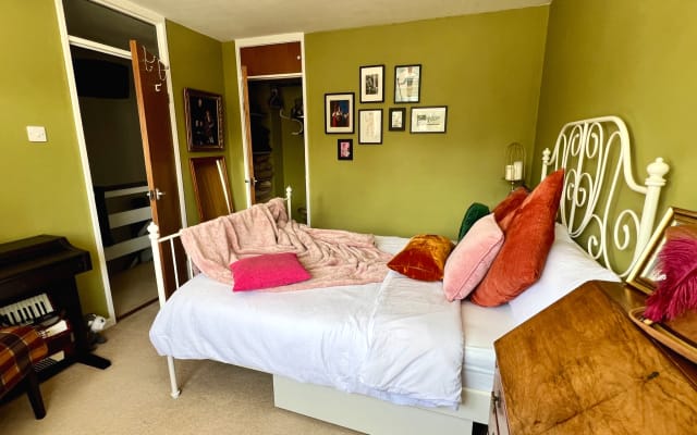 Private bedroom in 3 bedroom house (30 mins tube to Soho and West End)