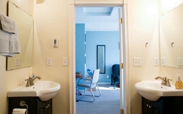 Privates Zimmer, Bad und Balkon in der Innenstadt!