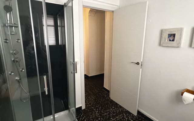 Valencia city center. Large room with private bathroom