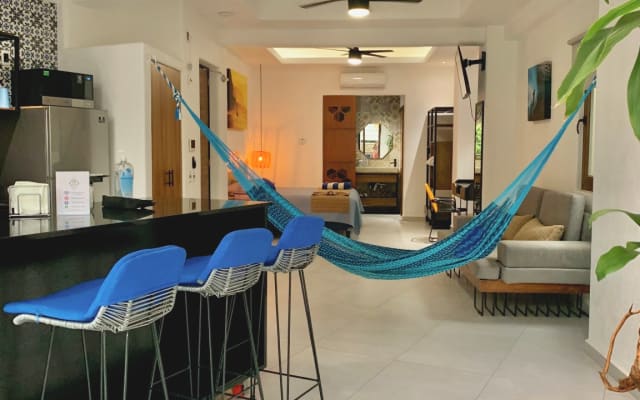 Condo confortable au cœur du centre-ville et piscine à débordement