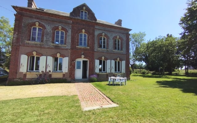 Chambre d'hôtes spacieuse de 1857 à deux pas de Lisieux - parking.
