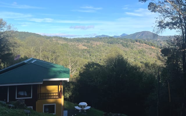 Quarto privado em cabana de montanha no paraíso e reserva do café da...