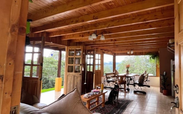 Quarto privado em cabana de montanha no paraíso e reserva do café da...
