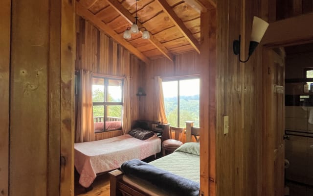 Quarto privado em cabana de montanha no paraíso e reserva do café da...