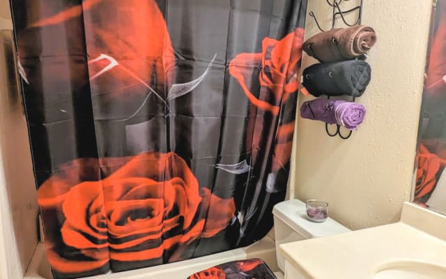 Camera da letto privata e bagno in comune