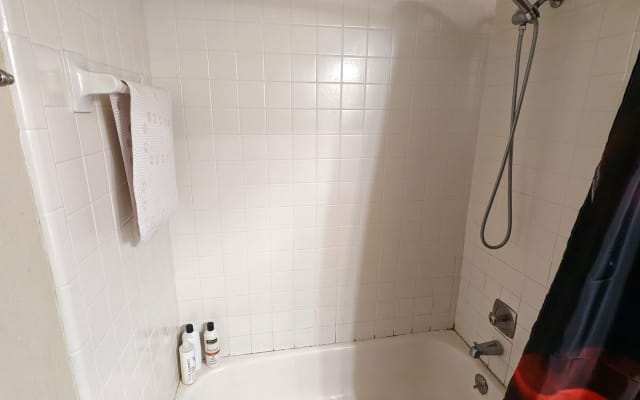 Camera da letto privata e bagno in comune