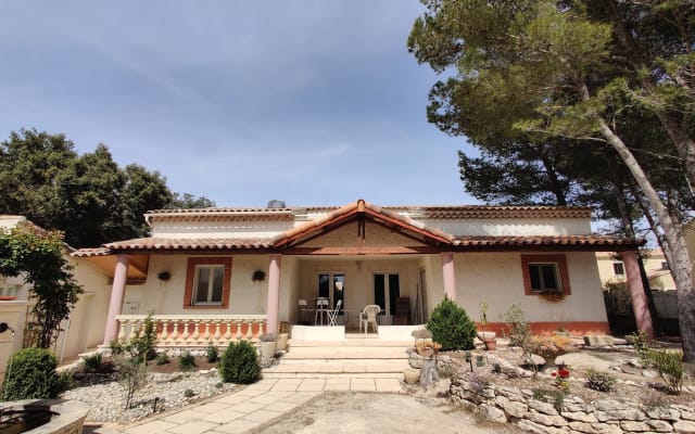 En plena naturaleza en un pequeño chalet con habitación en los árboles