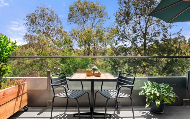 Hotel style amenities on the banks of Yarra River