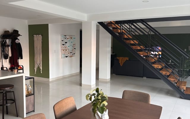 Cuarto en hermoso depa en NARVARTE poniente . Doble piso , 200mts .