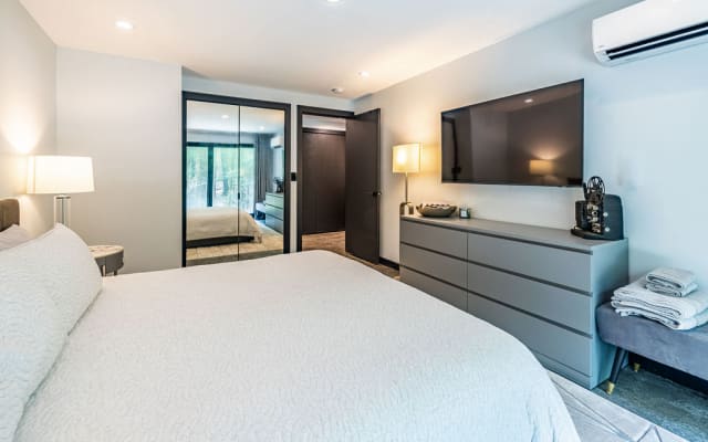 Secluded, upscale hideaway in the woods  - The Hollywood Bedroom