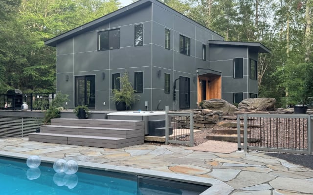 Secluded, upscale hideaway in the woods  - The Hollywood Bedroom