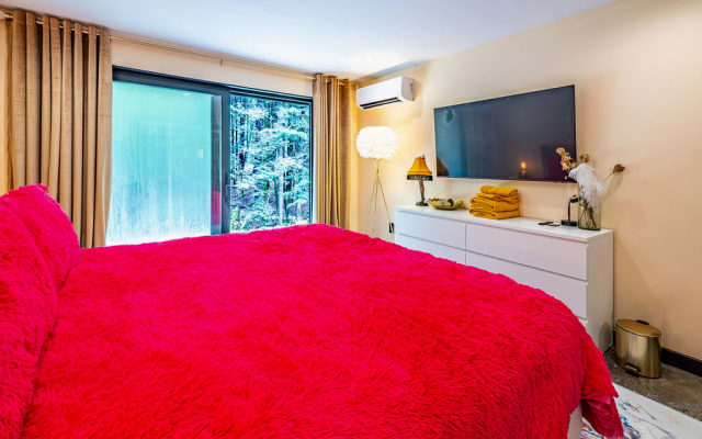 Secluded, upscale hideaway in the woods - The Glam Rock Bedroom